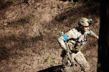 Minsk, Belarus, 9 Mayıs 2021 - Manzaralı bir ormanda gerçek bir hava yumuşaklığı oyunu bildiriyorum. Yüksek çözünürlüklü fotoğraflar