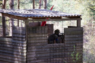 Minsk, Belarus, 9 Mayıs 2021 - Manzaralı bir ormanda gerçek bir hava yumuşaklığı oyunu bildiriyorum. Yüksek çözünürlüklü fotoğraflar