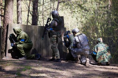 Minsk, Belarus, 9 Mayıs 2021 - Manzaralı bir ormanda gerçek bir hava yumuşaklığı oyunu bildiriyorum. Yüksek çözünürlüklü fotoğraflar