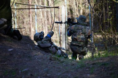 Minsk, Belarus, 9 Mayıs 2021 - Manzaralı bir ormanda gerçek bir hava yumuşaklığı oyunu bildiriyorum. Yüksek çözünürlüklü fotoğraflar
