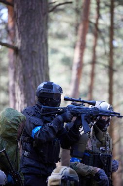 Minsk, Belarus, 9 Mayıs 2021 - Manzaralı bir ormanda gerçek bir hava yumuşaklığı oyunu bildiriyorum. Yüksek çözünürlüklü fotoğraflar