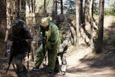 Minsk, Belarus, 9 Mayıs 2021 - Manzaralı bir ormanda gerçek bir hava yumuşaklığı oyunu bildiriyorum. Yüksek çözünürlüklü fotoğraflar