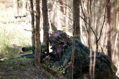 Minsk, Belarus, 9 Mayıs 2021 - Manzaralı bir ormanda gerçek bir hava yumuşaklığı oyunu bildiriyorum. Yüksek çözünürlüklü fotoğraflar