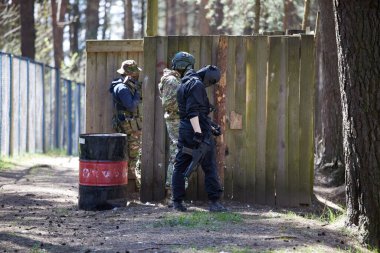 Minsk, Belarus, 9 Mayıs 2021 - Manzaralı bir ormanda gerçek bir hava yumuşaklığı oyunu bildiriyorum. Yüksek çözünürlüklü fotoğraflar