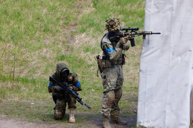 Minsk, Belarus, 9 Mayıs 2021 - Manzaralı bir ormanda gerçek bir hava yumuşaklığı oyunu bildiriyorum. Yüksek çözünürlüklü fotoğraflar