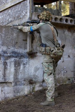 Minsk, Belarus, 9 Mayıs 2021 - Manzaralı bir ormanda gerçek bir hava yumuşaklığı oyunu bildiriyorum. Yüksek çözünürlüklü fotoğraflar