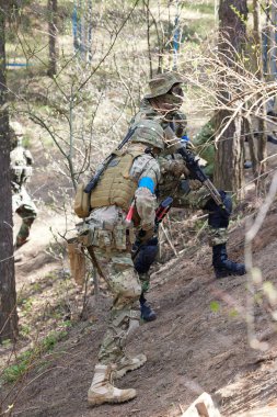 Minsk, Belarus, 9 Mayıs 2021 - Manzaralı bir ormanda gerçek bir hava yumuşaklığı oyunu bildiriyorum. Yüksek çözünürlüklü fotoğraflar