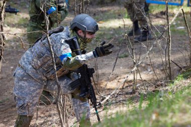Minsk, Belarus, 9 Mayıs 2021 - Manzaralı bir ormanda gerçek bir hava yumuşaklığı oyunu bildiriyorum. Yüksek çözünürlüklü fotoğraflar