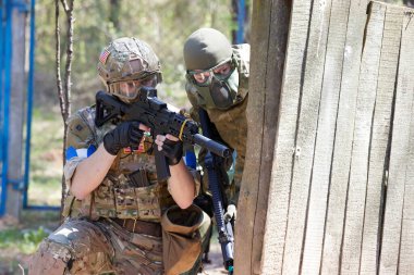 Minsk, Belarus, 9 Mayıs 2021 - Manzaralı bir ormanda gerçek bir hava yumuşaklığı oyunu bildiriyorum. Yüksek çözünürlüklü fotoğraflar