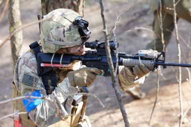 Minsk, Belarus, 9 Mayıs 2021 - Manzaralı bir ormanda gerçek bir hava yumuşaklığı oyunu bildiriyorum. Yüksek çözünürlüklü fotoğraflar
