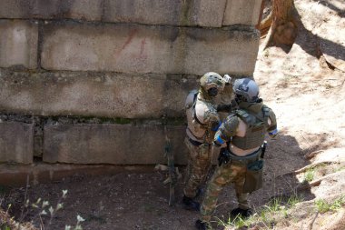 Minsk, Belarus, 9 Mayıs 2021 - Manzaralı bir ormanda gerçek bir hava yumuşaklığı oyunu bildiriyorum. Yüksek çözünürlüklü fotoğraflar