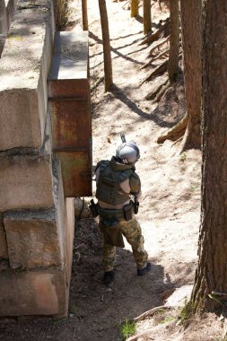 Minsk, Belarus, 9 Mayıs 2021 - Manzaralı bir ormanda gerçek bir hava yumuşaklığı oyunu bildiriyorum. Yüksek çözünürlüklü fotoğraflar