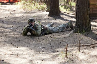 Minsk, Belarus, 9 Mayıs 2021 - Manzaralı bir ormanda gerçek bir hava yumuşaklığı oyunu bildiriyorum. Yüksek çözünürlüklü fotoğraflar
