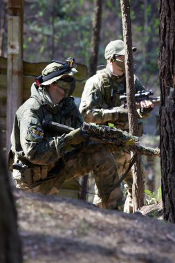 Minsk, Belarus, 9 Mayıs 2021 - Manzaralı bir ormanda gerçek bir hava yumuşaklığı oyunu bildiriyorum. Yüksek çözünürlüklü fotoğraflar