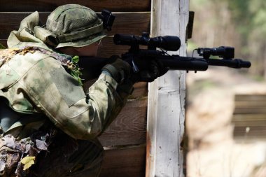 Minsk, Belarus, 9 Mayıs 2021 - Manzaralı bir ormanda gerçek bir hava yumuşaklığı oyunu bildiriyorum. Yüksek çözünürlüklü fotoğraflar