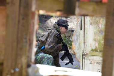 Minsk, Belarus, 9 Mayıs 2021 - Manzaralı bir ormanda gerçek bir hava yumuşaklığı oyunu bildiriyorum. Yüksek çözünürlüklü fotoğraflar