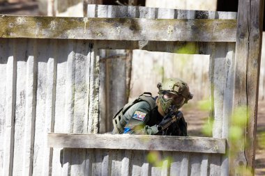 Minsk, Belarus, 9 Mayıs 2021 - Manzaralı bir ormanda gerçek bir hava yumuşaklığı oyunu bildiriyorum. Yüksek çözünürlüklü fotoğraflar