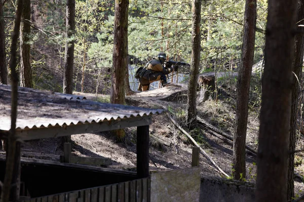 Minsk, Belarus, 9 Mayıs 2021 - Manzaralı bir ormanda gerçek bir hava yumuşaklığı oyunu bildiriyorum. Yüksek çözünürlüklü fotoğraflar