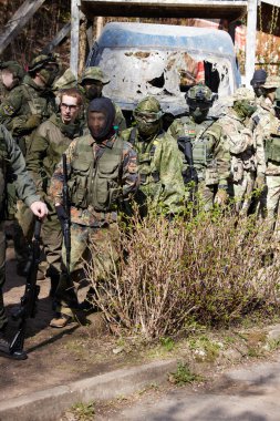 Minsk, Belarus, 9 Mayıs 2021 - Manzaralı bir ormanda gerçek bir hava yumuşaklığı oyunu bildiriyorum. Yüksek çözünürlüklü fotoğraflar