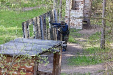 Minsk, Belarus, 9 Mayıs 2021 - Manzaralı bir ormanda gerçek bir hava yumuşaklığı oyunu bildiriyorum. Yüksek çözünürlüklü fotoğraflar