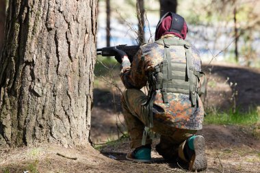 Minsk, Belarus, 9 Mayıs 2021 - Manzaralı bir ormanda gerçek bir hava yumuşaklığı oyunu bildiriyorum. Yüksek çözünürlüklü fotoğraflar