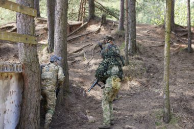 Minsk, Belarus, 9 Mayıs 2021 - Manzaralı bir ormanda gerçek bir hava yumuşaklığı oyunu bildiriyorum. Yüksek çözünürlüklü fotoğraflar