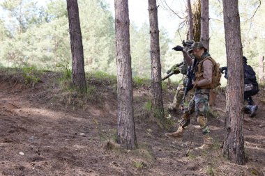 Minsk, Belarus, 9 Mayıs 2021 - Manzaralı bir ormanda gerçek bir hava yumuşaklığı oyunu bildiriyorum. Yüksek çözünürlüklü fotoğraflar