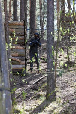Minsk, Belarus, 9 Mayıs 2021 - Manzaralı bir ormanda gerçek bir hava yumuşaklığı oyunu bildiriyorum. Yüksek çözünürlüklü fotoğraflar