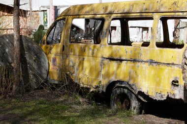 Hurdaya dönmüş metal arabalar.