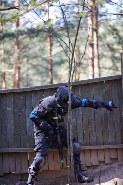 Minsk, Belarus, 9 Mayıs 2021 - Manzaralı bir ormanda gerçek bir hava yumuşaklığı oyunu bildiriyorum. Yüksek çözünürlüklü fotoğraflar