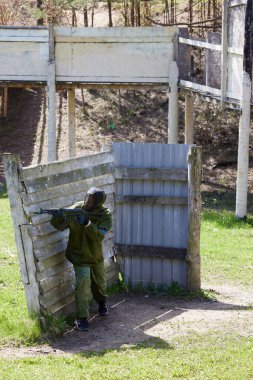 Minsk, Belarus, 9 Mayıs 2021 - Manzaralı bir ormanda gerçek bir hava yumuşaklığı oyunu bildiriyorum. Yüksek çözünürlüklü fotoğraflar