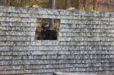 Minsk, Belarus, 9 Mayıs 2021 - Manzaralı bir ormanda gerçek bir hava yumuşaklığı oyunu bildiriyorum. Yüksek çözünürlüklü fotoğraflar