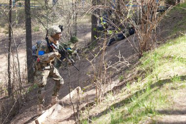 Minsk, Belarus, 9 Mayıs 2021 - Manzaralı bir ormanda gerçek bir hava yumuşaklığı oyunu bildiriyorum. Yüksek çözünürlüklü fotoğraflar