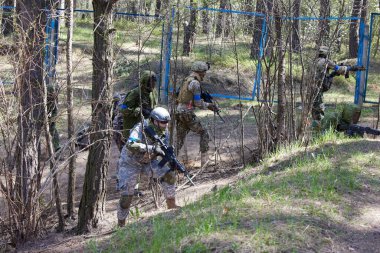 Minsk, Belarus, 9 Mayıs 2021 - Manzaralı bir ormanda gerçek bir hava yumuşaklığı oyunu bildiriyorum. Yüksek çözünürlüklü fotoğraflar