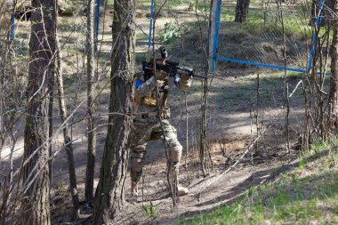 Minsk, Belarus, 9 Mayıs 2021 - Manzaralı bir ormanda gerçek bir hava yumuşaklığı oyunu bildiriyorum. Yüksek çözünürlüklü fotoğraflar
