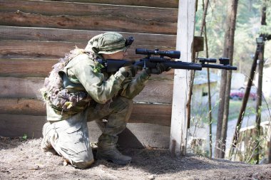 Minsk, Belarus, 9 Mayıs 2021 - Manzaralı bir ormanda gerçek bir hava yumuşaklığı oyunu bildiriyorum. Yüksek çözünürlüklü fotoğraflar
