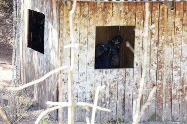 Minsk, Belarus, 9 Mayıs 2021 - Manzaralı bir ormanda gerçek bir hava yumuşaklığı oyunu bildiriyorum. Yüksek çözünürlüklü fotoğraflar