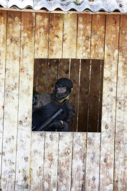 Minsk, Belarus, 9 Mayıs 2021 - Manzaralı bir ormanda gerçek bir hava yumuşaklığı oyunu bildiriyorum. Yüksek çözünürlüklü fotoğraflar