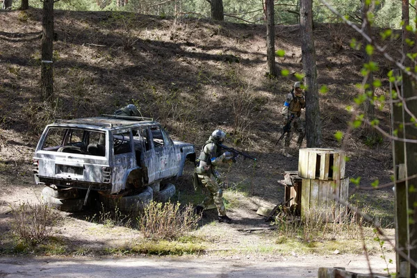 Minsk, Belarus, 9 Mayıs 2021 - Manzaralı bir ormanda gerçek bir hava yumuşaklığı oyunu bildiriyorum. Yüksek çözünürlüklü fotoğraflar