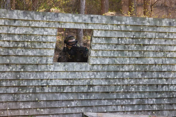 Minsk, Belarus, 9 Mayıs 2021 - Manzaralı bir ormanda gerçek bir hava yumuşaklığı oyunu bildiriyorum. Yüksek çözünürlüklü fotoğraflar