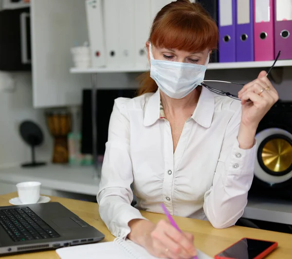 High Resolution Photo Caucasian Woman Mask Working Office — Stock Photo, Image