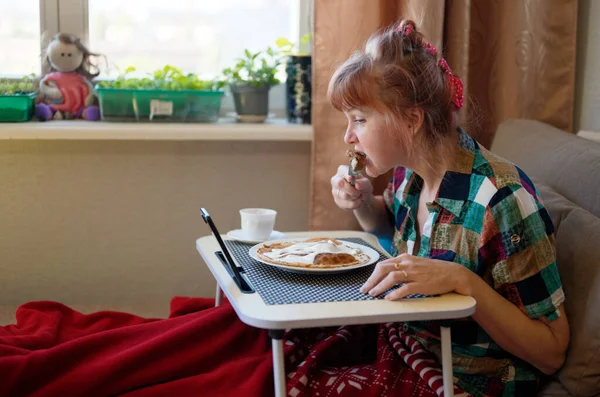 Caucasian Woman Freelancer Eating Home While Sitting Sofa High Resolution — Stock Photo, Image