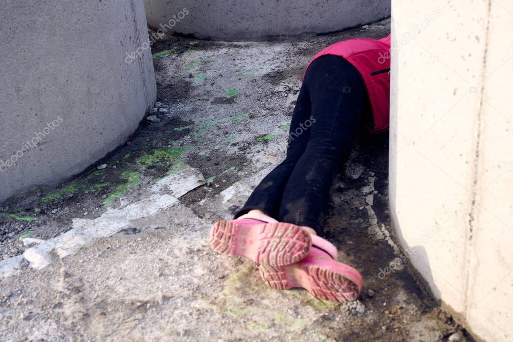 Photo homeless woman in concrete lies