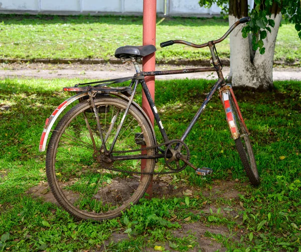 Foto Uma Bicicleta Velha Livre Grama — Fotografia de Stock
