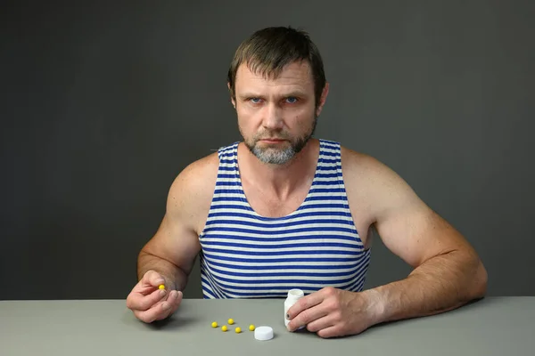 成年白种人严肃男人在餐桌上喝维生素的画像 高分辨率照片 — 图库照片