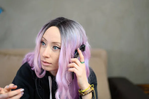 Photo Close Pretty Girl Purple Hair Talking Phone Home — 图库照片