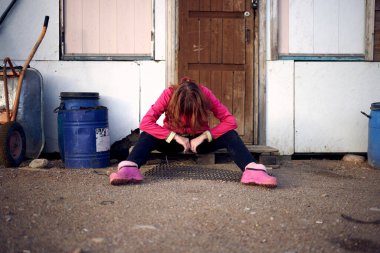 Yoksulluk ve umutsuzluk içindeki fotoğrafçı kadın kışlanın yanında oturuyor.