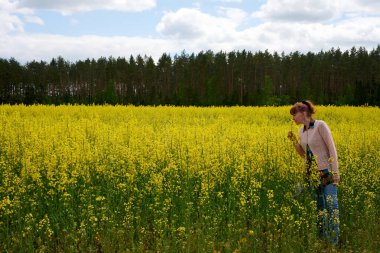 Tecavüz tarlasında poz veren kadın