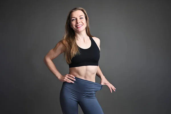 Menina Branca Fitness Retrato Com Sorriso Fundo Cinza Estúdio — Fotografia de Stock