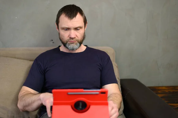 Retrato Homem Adulto Caucasiano Com Computador Tablet Sofá Casa — Fotografia de Stock
